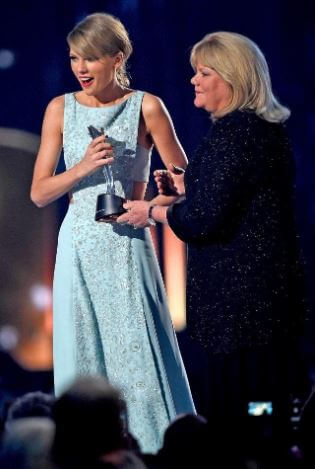 Andrea Swift with her daughter, Taylor Swift
